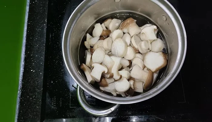 Boil mushrooms with a little salt to remove toxins and preservatives. Drain and rinse with clean water. (32.96)