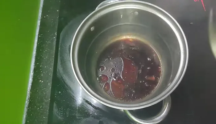 Add the boiled mushrooms to the sauce and simmer until cooked. (64.839)