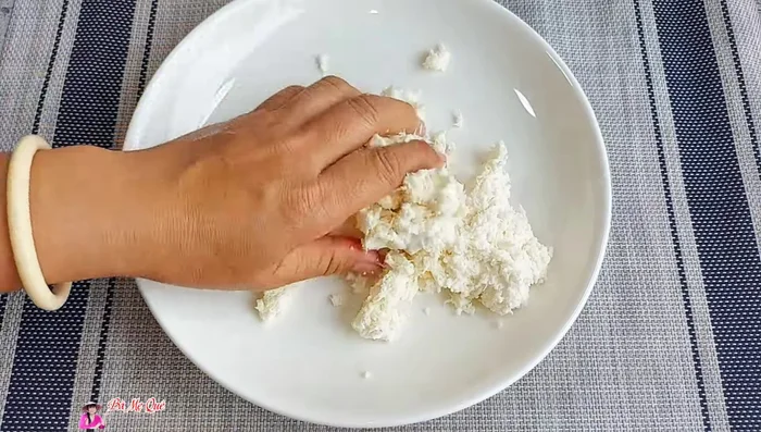 Make tapioca pearls: Knead grated cassava until soft, roll into small balls. Steam the tapioca pearls until cooked.