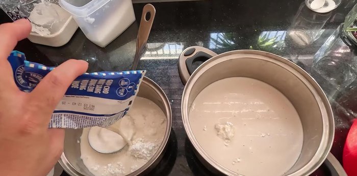 Prepare the milk layer: In a separate bowl, combine 1 pack of fresh milk (200-220ml), 2 tablespoons of cornstarch, 1-2 tablespoons of sugar, and remaining condensed milk (reserve 1 tablespoon for later). Stir well and cook until thickened.