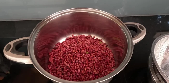 Boil red beans with 1.2-1.3 liters of water and 1/4 teaspoon of salt for 10-15 minutes. Turn off the heat, cover, and let sit for 30-60 minutes.