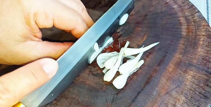 Cut the pickled shallots into thin slices.