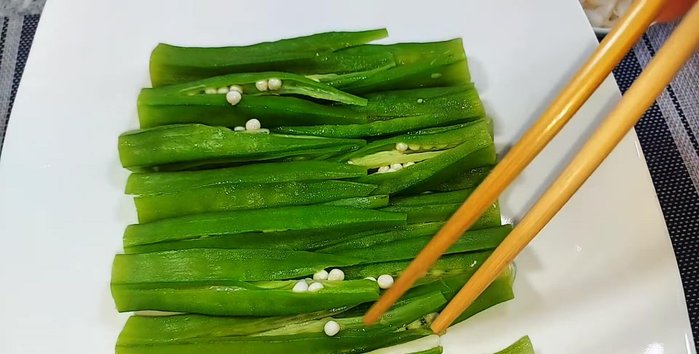 Arrange the okra on a plate. Top with pickled shallots and pour the sauce over everything.