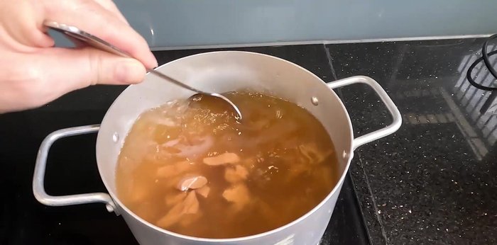 Add water to the melted sugar. Add the sliced pickled radish and bring to a boil. Cook until the radish releases its salty taste and aroma (about 15-20 minutes).