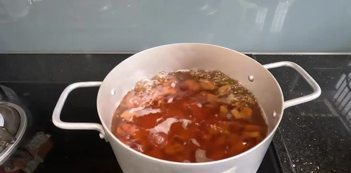 Squeeze and rinse the soaked shiitake mushrooms thoroughly (4-5 times) to remove excess dirt.