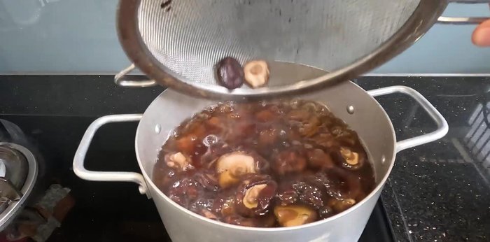 Add the squeezed shiitake mushrooms and salt to the pot. Continue to cook on low to medium-low heat for another 15 minutes, allowing the mushrooms to release their aroma.