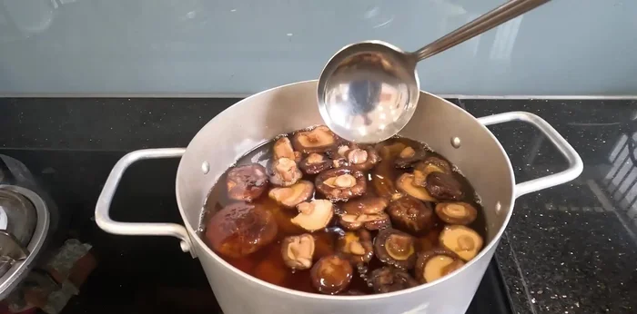 Pour the filtered vegetarian fish sauce into a bottle and store at room temperature.