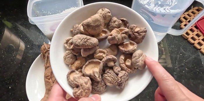 Wash and soak dried shiitake mushrooms in water until expanded (about 30 minutes to 1 hour).