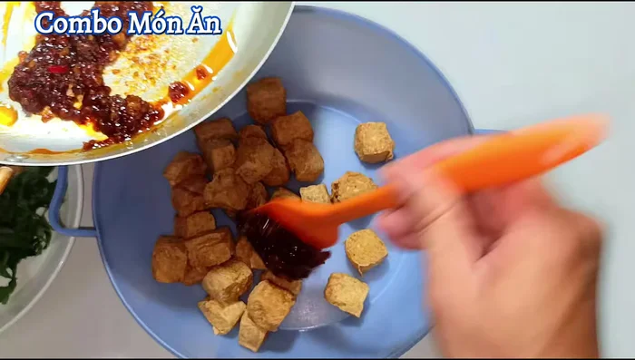 Add the fried tofu to the sauce. Add pepper and 30 grams of Vietnamese coriander.