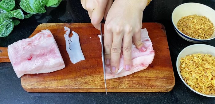 Prepare the fat: Slice pork fat thinly.