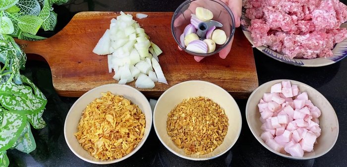 Blend garlic and onion: Blend the chopped garlic and onions using a hand blender until smooth (or chop finely if you don't have a blender).