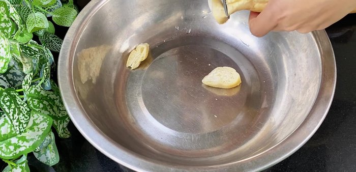 Prepare bread: Cut old bread into small pieces and soak in 500ml fresh milk to soften.