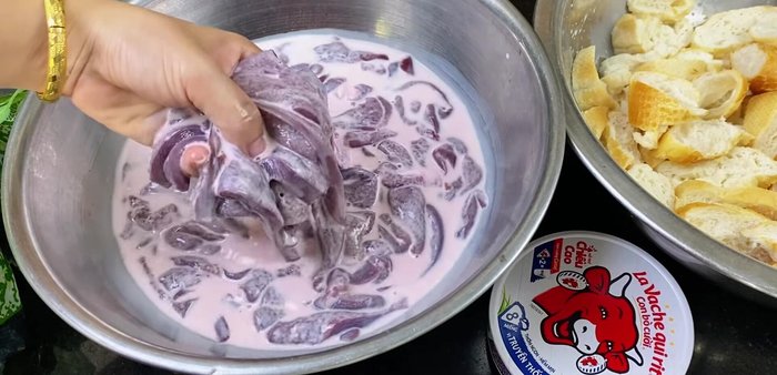 Rinse liver: After soaking in milk, rinse the liver again with water.