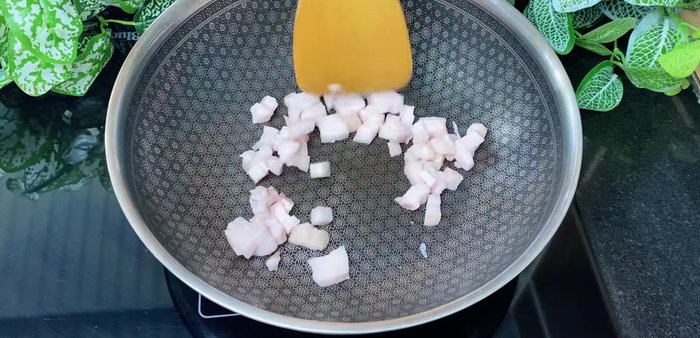Sauté aromatics: Heat lard in a pot. Sauté the blended garlic and onions until golden brown.