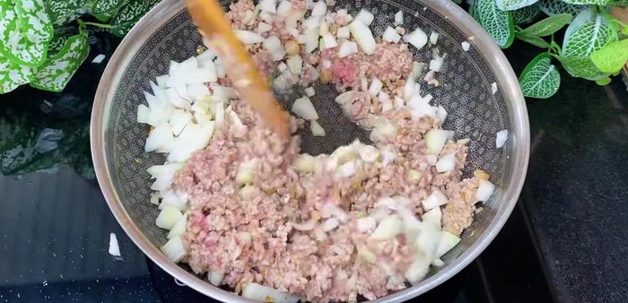 Add liver and onions: Add the prepared liver and onions to the meat mixture. Stir-fry until the liver is slightly cooked (about 60% cooked).