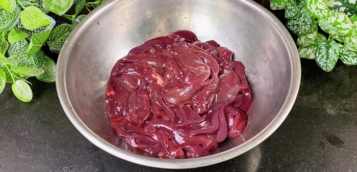 Prepare the liver: Wash the pork liver with salt water. Mix with flour to absorb blood and remove odor. Soak for 3 minutes, then rinse thoroughly. Soak in 300ml fresh milk for at least an hour to further remove fishy smell.
