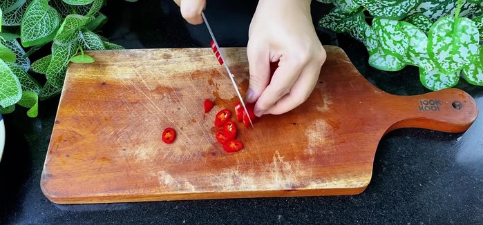 Prepare the chili and shallots: Blend 15g of non-spicy chili pepper and 30g of shallots until smooth. Alternatively, finely chop them.