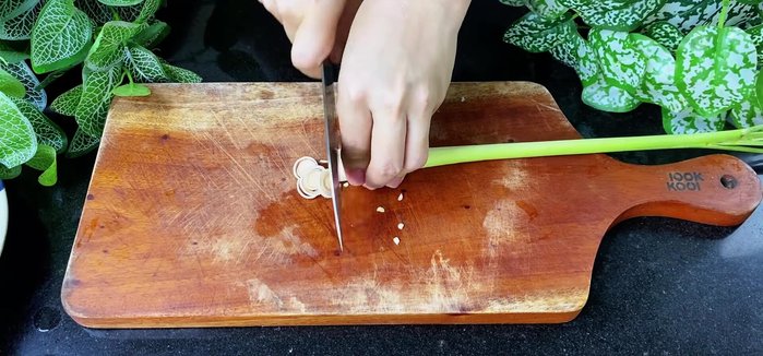 Prepare the lemongrass: Finely chop an appropriate amount of lemongrass.