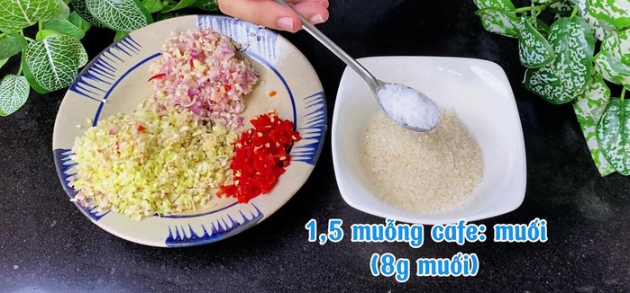 Prepare the sauce: In a bowl, mix 4 tablespoons of sugar, 1.5 teaspoons of salt, 0.5 teaspoon of MSG, 2 tablespoons of soy sauce, and 3 tablespoons of filtered water.