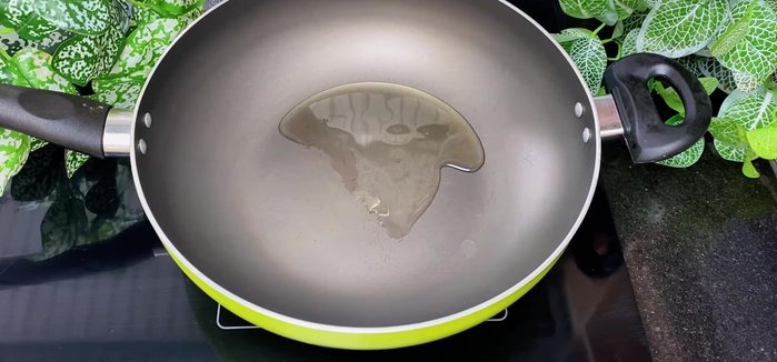 Stir-fry the aromatics: Heat 3 tablespoons of cooking oil in a pot. Add lemongrass and stir-fry until golden brown. Add shallots and stir-fry until slightly green.
