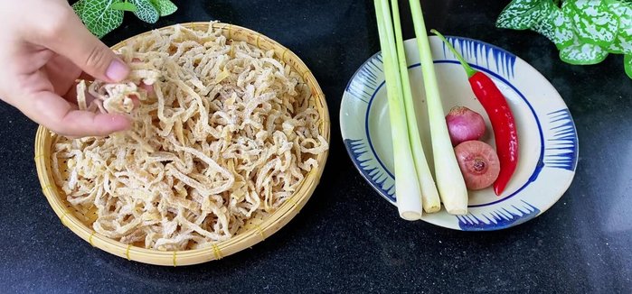 Prepare the pickled radish: Soak 500g of pickled radish in 2 liters of warm water with 2 tablespoons of salt for 15-30 minutes to release saltiness. Rinse thoroughly under running water, squeezing out excess water.