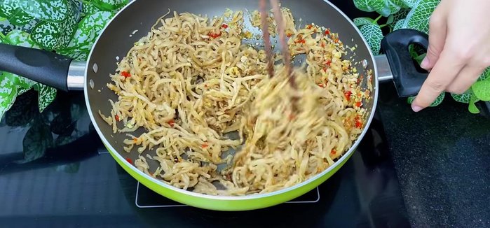 Add the sauce: Gradually pour in the prepared sauce, stirring constantly until the radish absorbs the flavors.