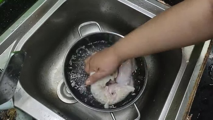 Squeeze salt onto the honeycomb to clean the black parts.