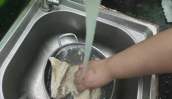Cut the honeycomb into bite-sized pieces.