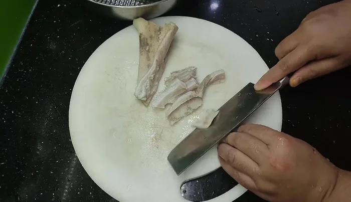 Cut the honeycomb diagonally for an appealing presentation.
