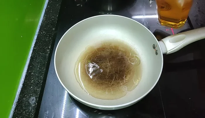 Heat cooking oil in a pan. Sauté garlic until fragrant. (55.359)