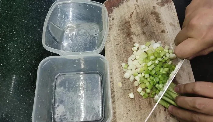 Place the onion heads in a separate box.