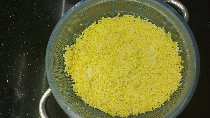 Drain the rice, then marinate with a little salt and pat dry with paper towels. [12.519]