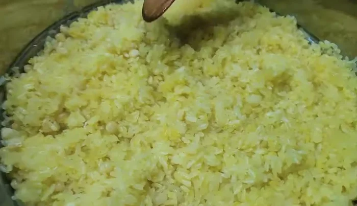 Gently mix the crispy fried onions into the cooked sticky rice. [157]