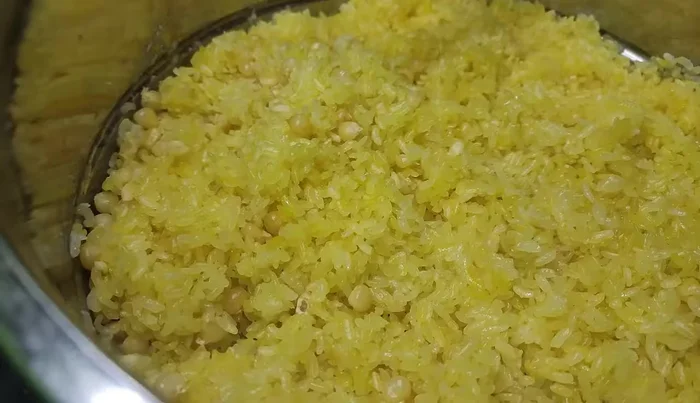 Optional: If using corn, add corn sticky rice and sprinkle fried onion floss on top. [167.36]
