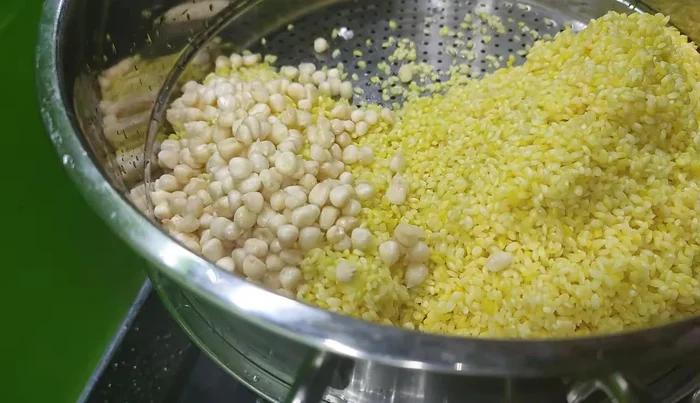 Steam the rice along with soaked mung beans for 2-5 minutes. [25.279]
