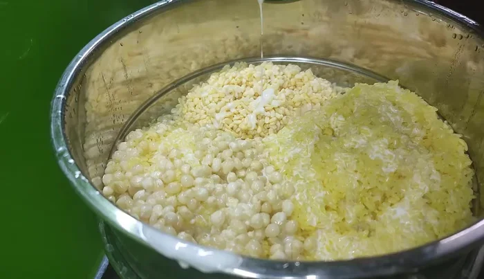 Add coconut milk to the steaming rice and mung beans to enhance flavor and richness. [38.92]