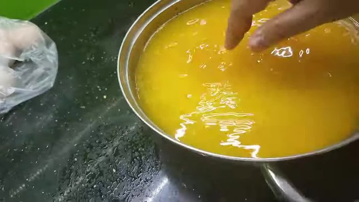 Soak sticky rice with turmeric powder (or fresh turmeric) until dry. [06.16]