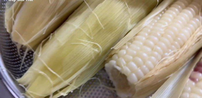 Prepare the fried rice ingredients: Boil corn and carrots with salt for about 10 minutes, then drain.