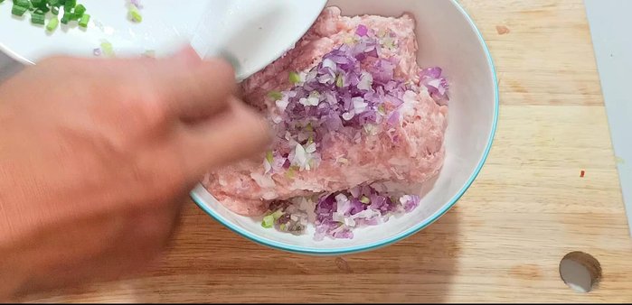 Marinate the ground pork: In a bowl, combine the minced pork with chopped shallots, garlic, green onions, seasoning, salt, baking powder, ground pepper, and crispy fried flour. Mix well until evenly combined.