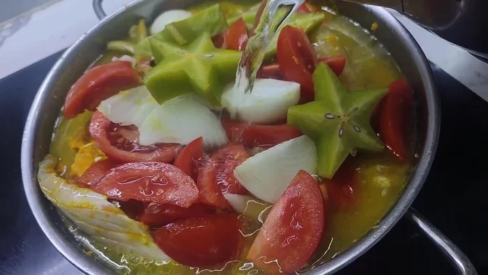 Cook the broth: Add hot water to the fish head and bone mixture. Bring to a boil. [00:02:08.799]