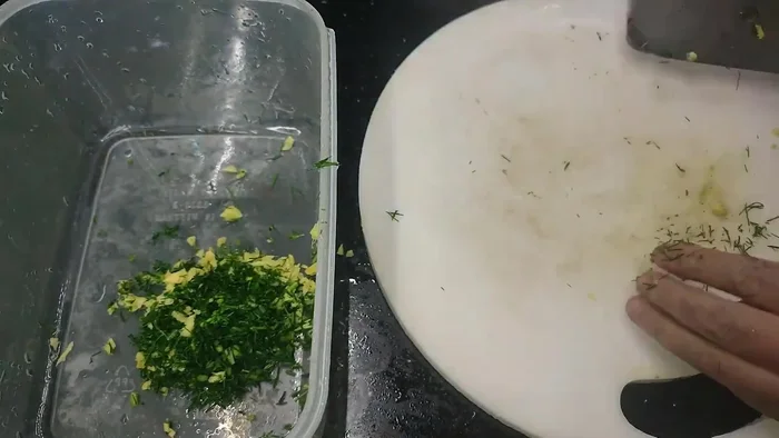 Marinate the fish: Marinate the fish pieces with finely chopped dill, ginger, salt, and pepper (optional). Let it sit for about 30 minutes. [00:00:33.84]