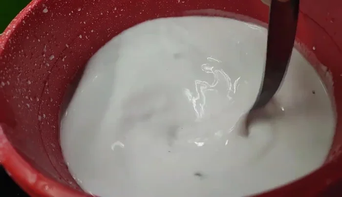 Grind the rice into a mixture of dry and wet powder.