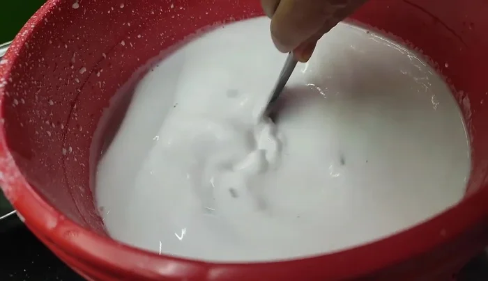 Mix 1 kg of rice powder with 4 liters of water (total 5 liters). The ratio is 1:4 (rice to water).