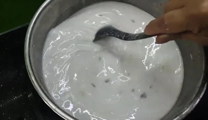 Stir the mixture constantly on the stove until it thickens and becomes solid. A layer of burning should be felt at the bottom.