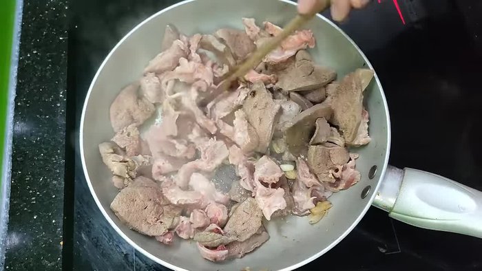 Stir-fry the liver until the dirty blood is removed and it's no longer bitter. Stir-fry quickly.