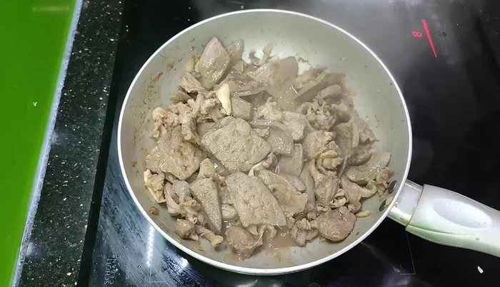 Turn off the heat immediately. Add green onions and onion.