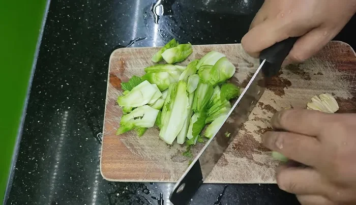 Season with fish sauce, salt, and other preferred spices (oyster sauce is recommended).