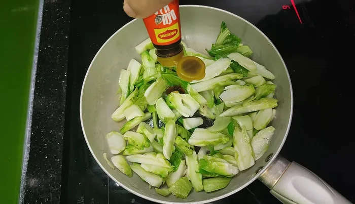 Stir-fry until the stone sprout is cooked to your desired level of doneness (crispy or soft).