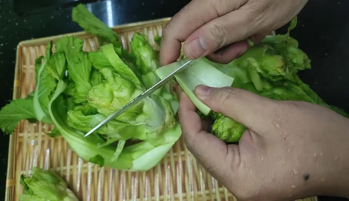 Remove damaged and crushed leaves from the stone sprout vegetable. (Clean the vegetable)