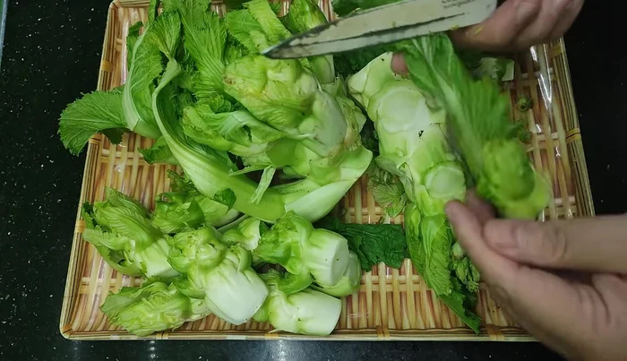 Cut the stone sprout into bite-sized pieces. (If using the core, peel off the rough outer layer and discard the old parts).